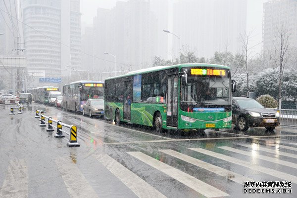 新年首場大雪降臨合肥公交首戰(zhàn)告捷