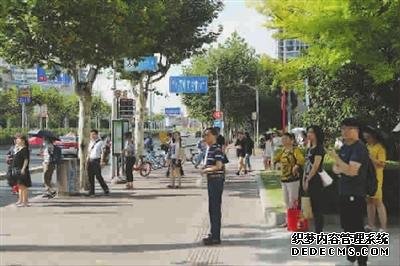 公交站加候車亭難在哪？人行通道擋不得