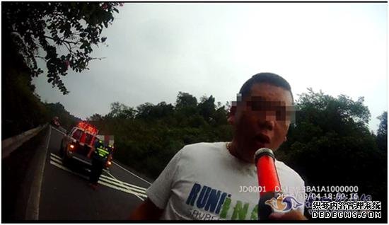 早上“接親”喝了酒 下午奧迪撞護欄