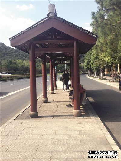 被風(fēng)刮倒一年多 這個(gè)公交候車亭何時(shí)重建？