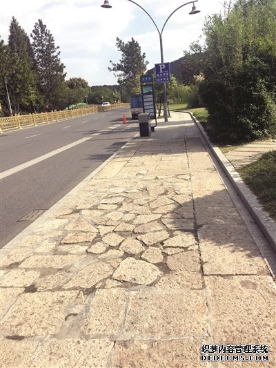 被風(fēng)刮倒一年多 這個(gè)公交候車亭何時(shí)重建？