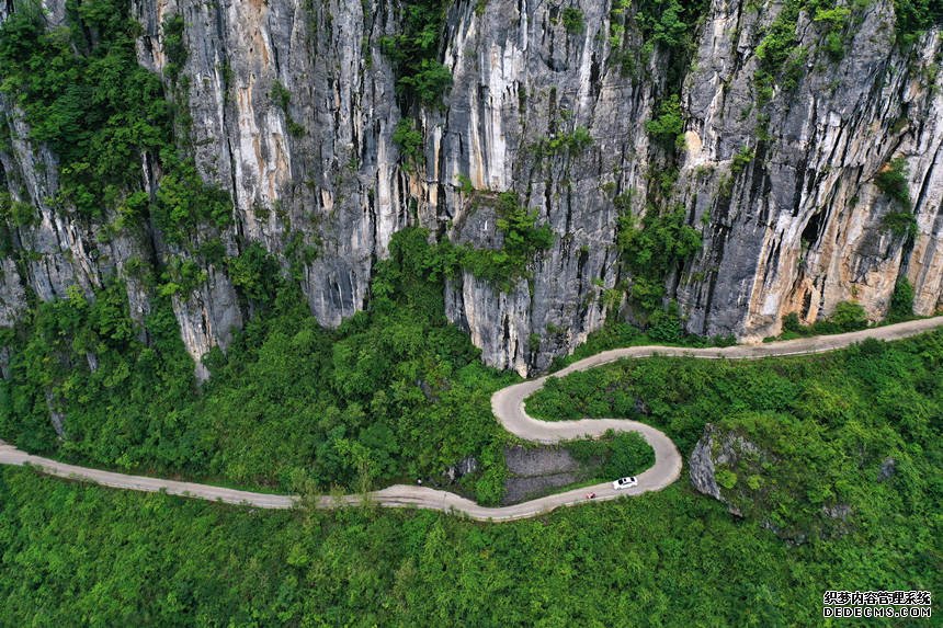 汽車行駛在重慶市黔江區(qū)中塘鎮(zhèn)雙石村的“掛壁公路”上。楊敏攝