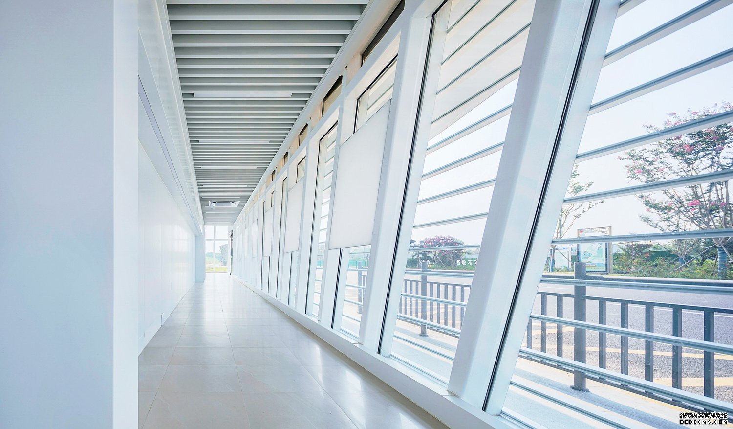 1636028067991355.jpg 調(diào)整大小 4-公交站臺(tái)室內(nèi)_by秦偉.jpg