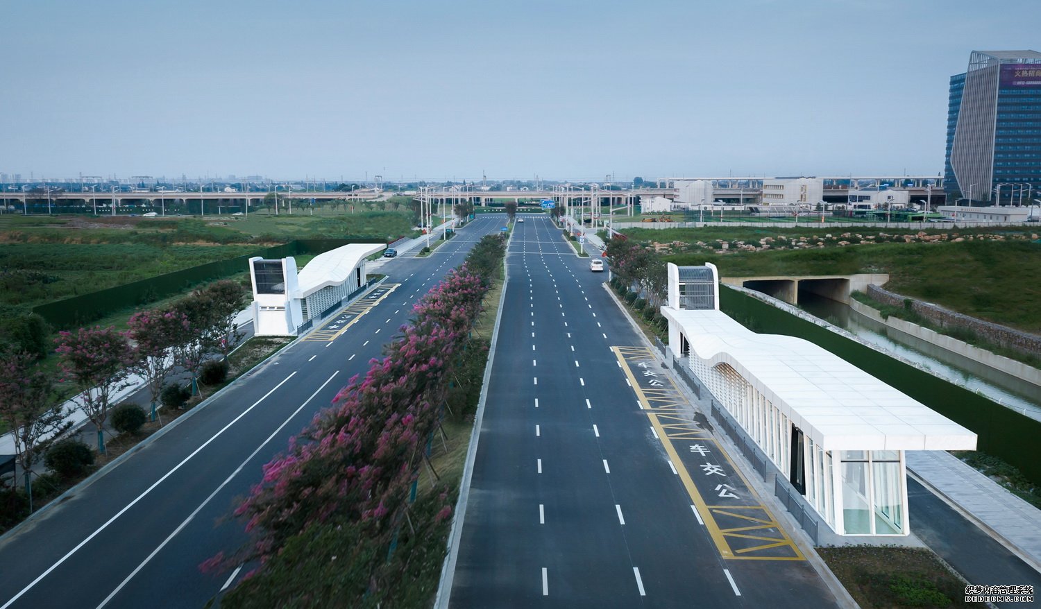 1636027975556795.jpg 調(diào)整大小 2-一南一北兩向公交站臺(tái)_by秦偉.jpg