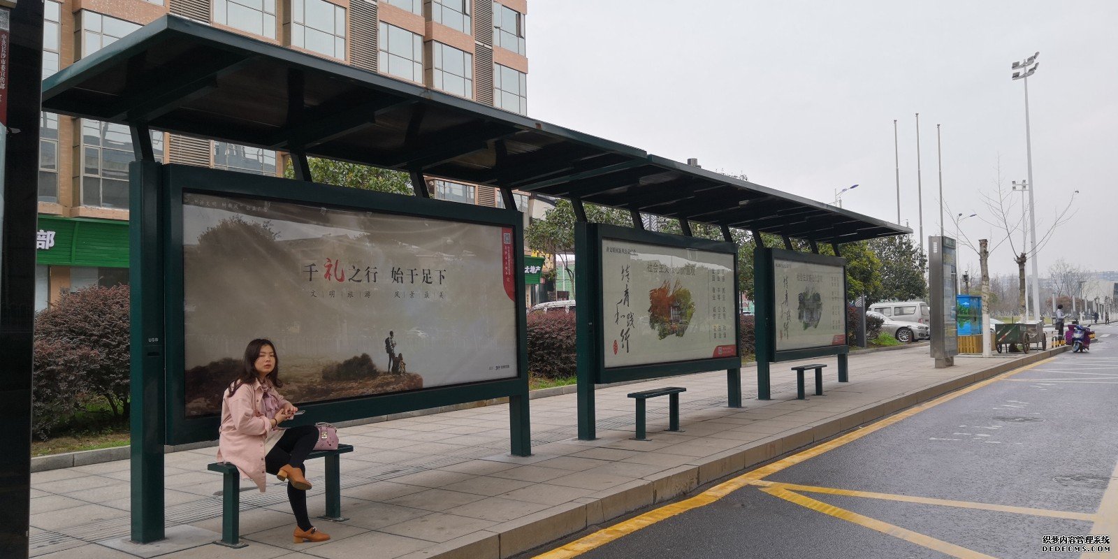 湘西州不銹鋼公交站臺(tái)早起的候車(chē)亭一塊站牌